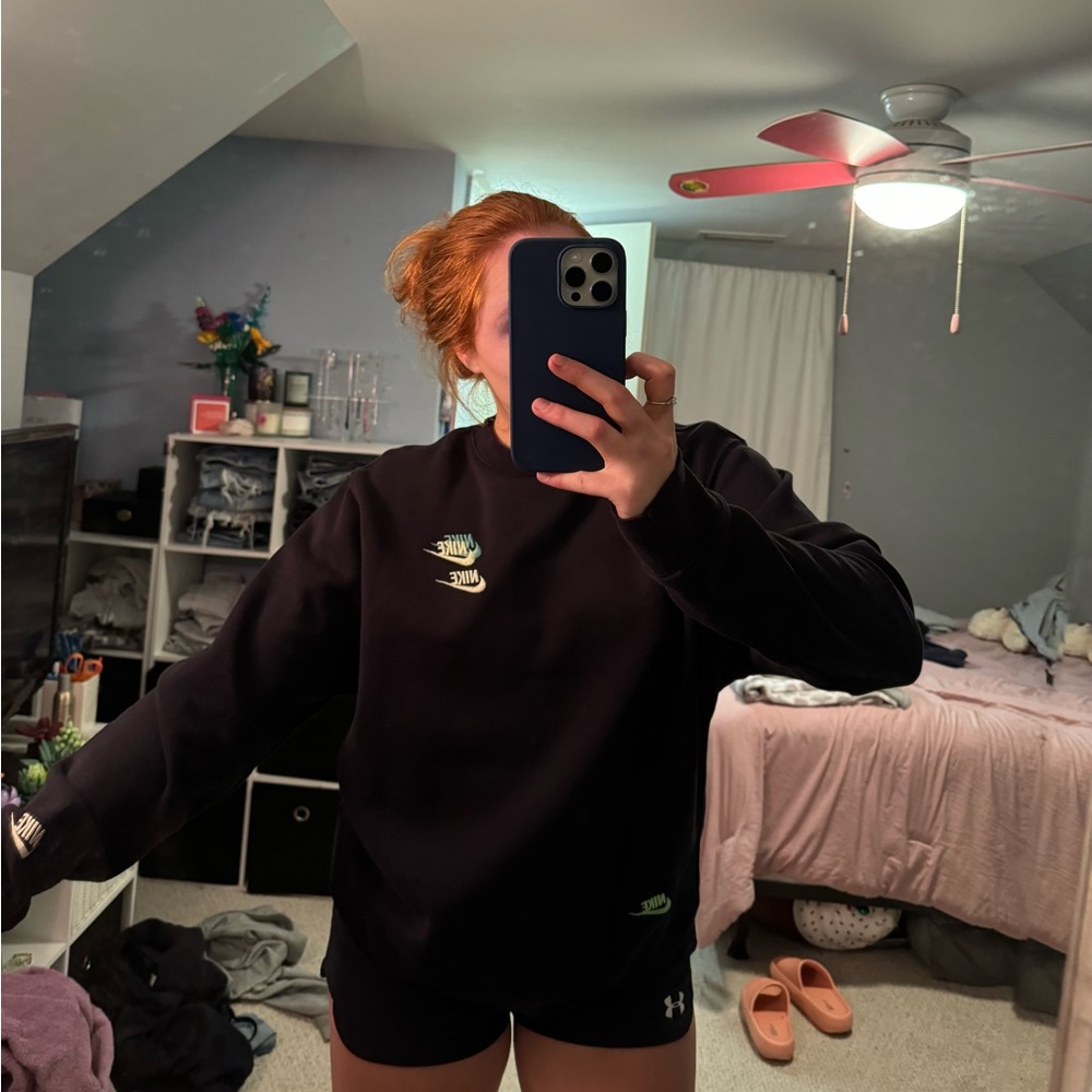 Black Nike Crewneck 💚🖤